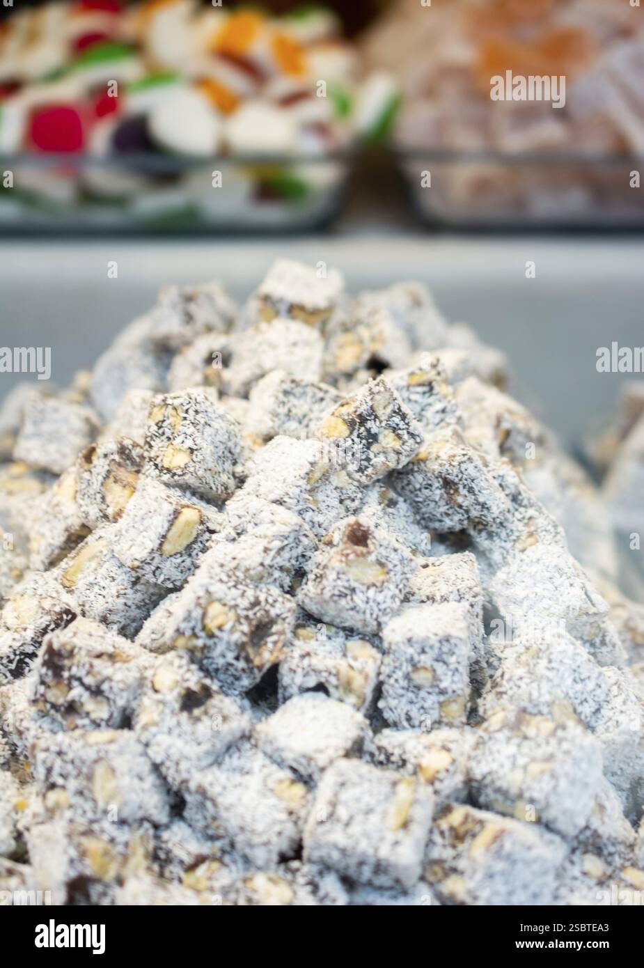 Laden der traditionellen türkischen Honig lokum Zucker überzogen soft Candy Stockfoto