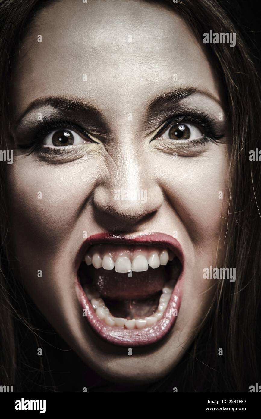 Portrait einer jungen wütenden Frau mit schlechter Einstellung. Negative menschliche Emotion Gesichtsausdruck Gefühl Körpersprache Stockfoto