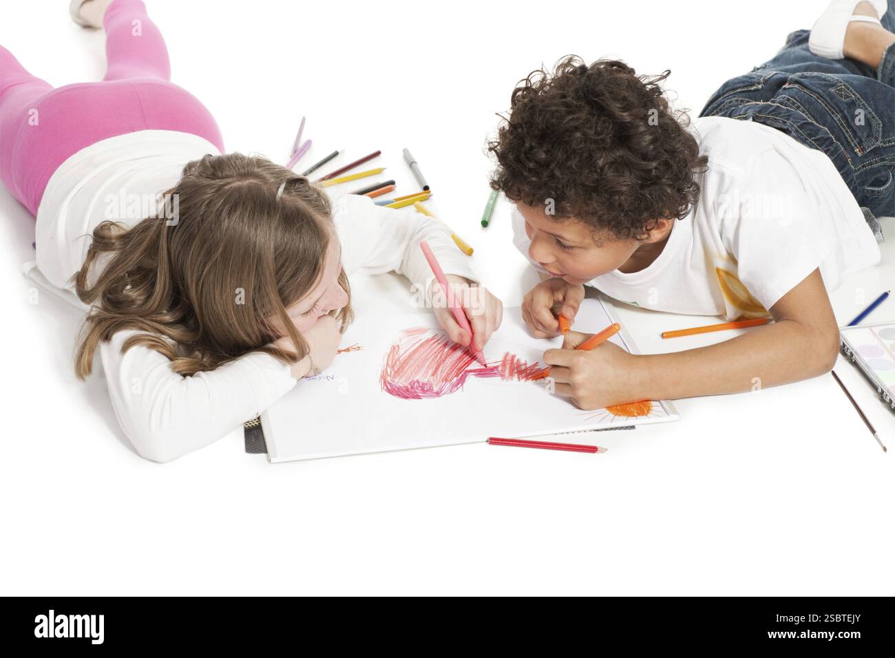 Interrassische Kinder, die sich zusammenziehen, isoliert auf weiß Stockfoto