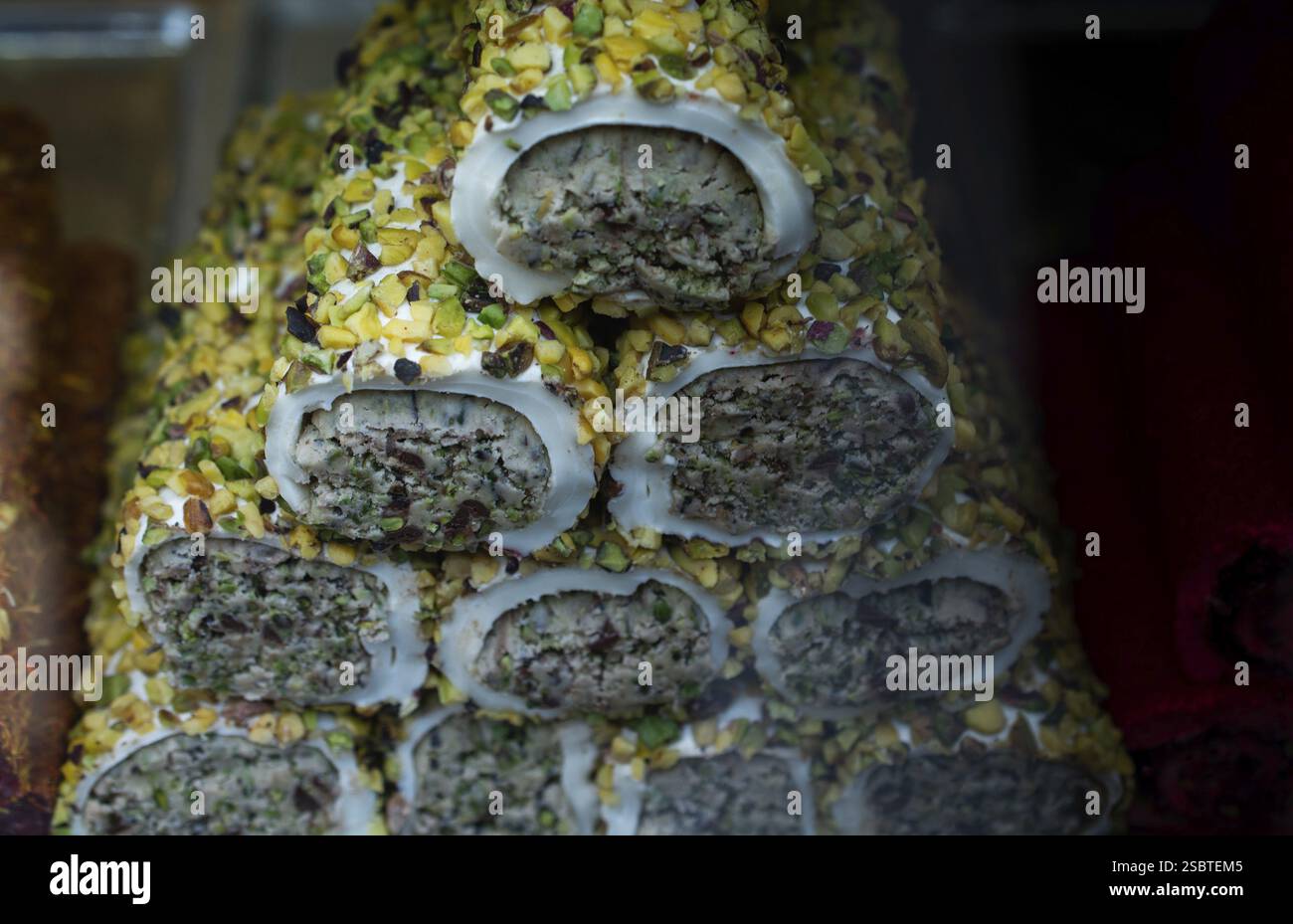 Laden der traditionellen türkischen Honig lokum Zucker überzogen soft Candy Stockfoto
