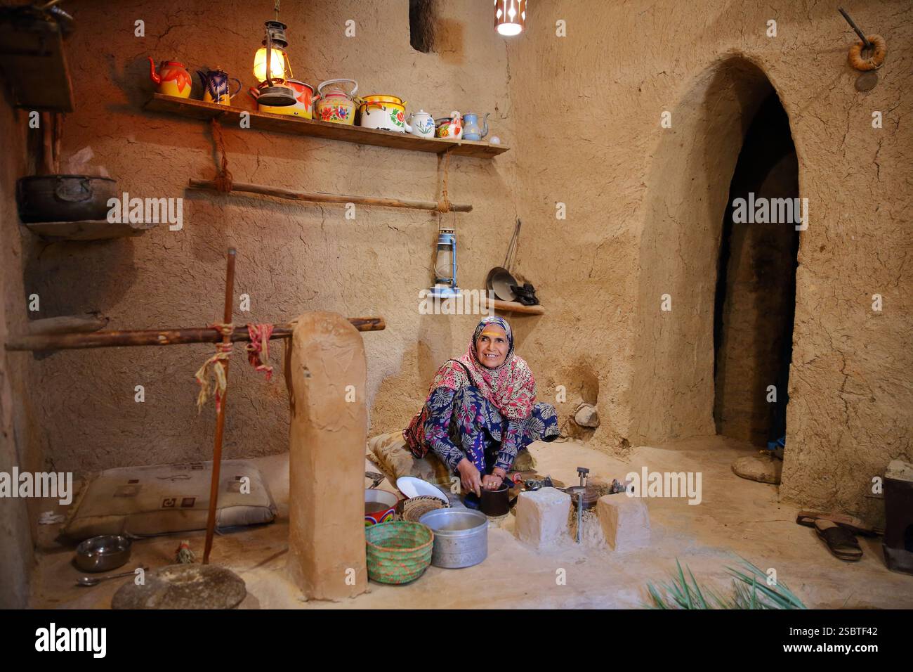 AL HAMRA, AL DAKHILIYAH, OMAN - 23. DEZEMBER 2024: Das Innere des Bait Al Safah Museums, ein restauriertes traditionelles Haus Stockfoto