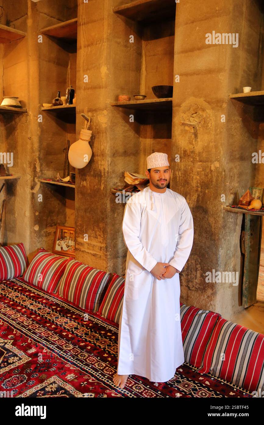AL HAMRA, AL DAKHILIYAH, OMAN - 23. DEZEMBER 2024: Das Innere des Bait Al Safah Museums, ein restauriertes traditionelles Haus Stockfoto