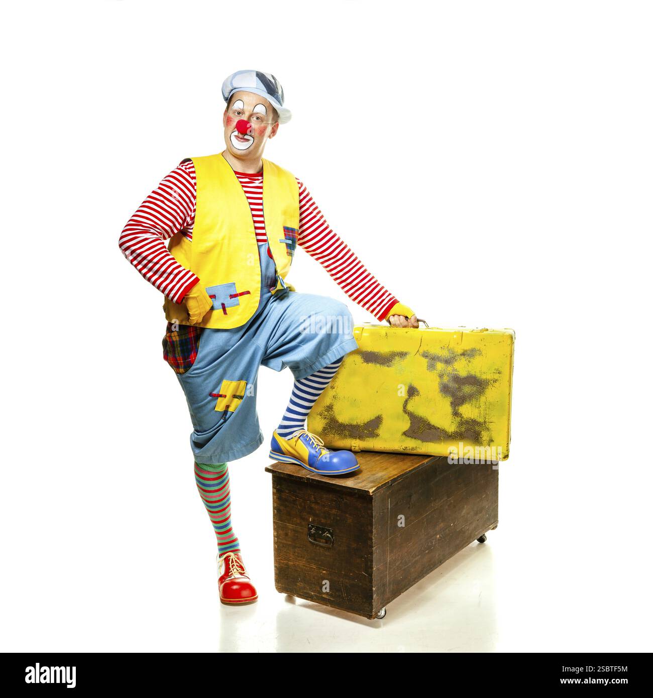 Ein lustiger Clown mit lächelndem fröhlichem Ausdruck, isoliert auf weißem Hintergrund Stockfoto