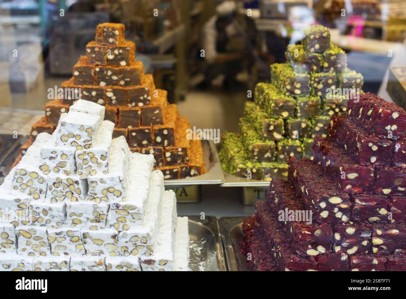 Laden der traditionellen türkischen Honig lokum Zucker überzogen soft Candy Stockfoto