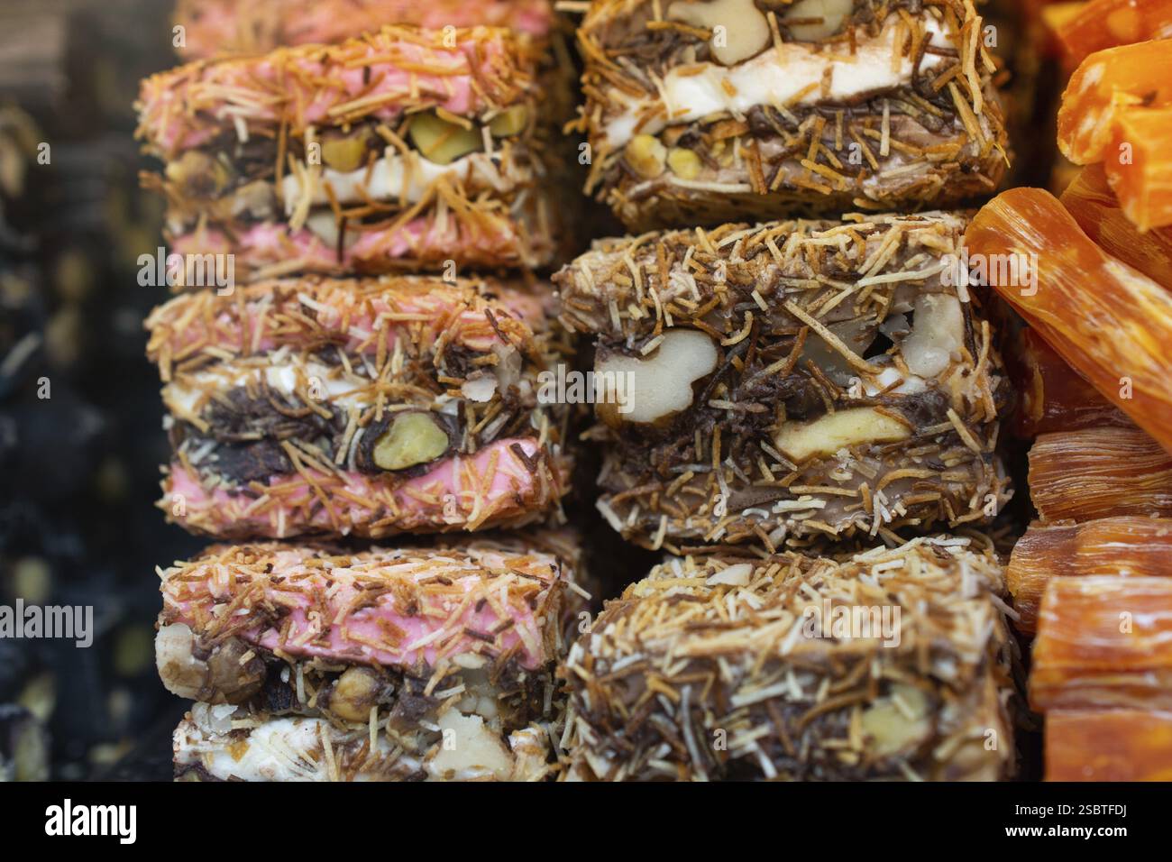 Laden der traditionellen türkischen Honig lokum Zucker überzogen soft Candy Stockfoto