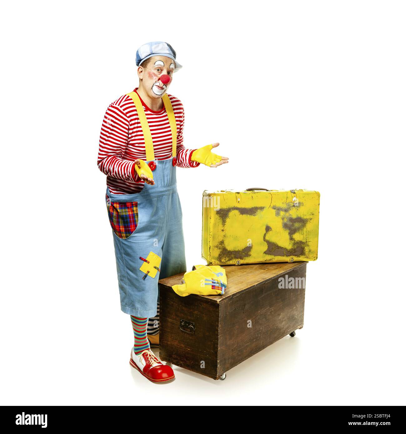Ein lustiger Clown mit lächelndem fröhlichem Ausdruck, isoliert auf weißem Hintergrund Stockfoto