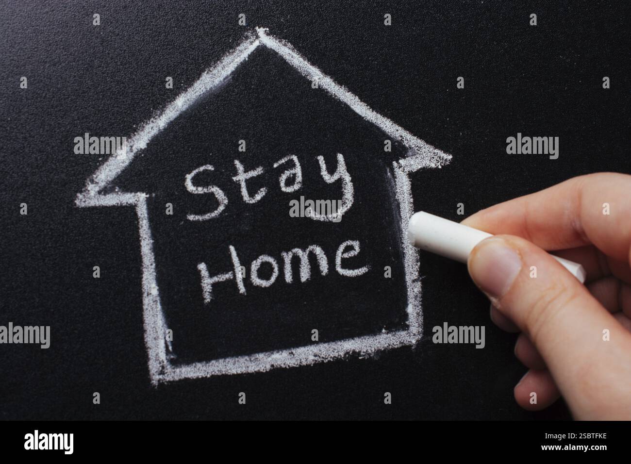 Konzept des Virenschutzes mit Text Stay Home Stockfoto