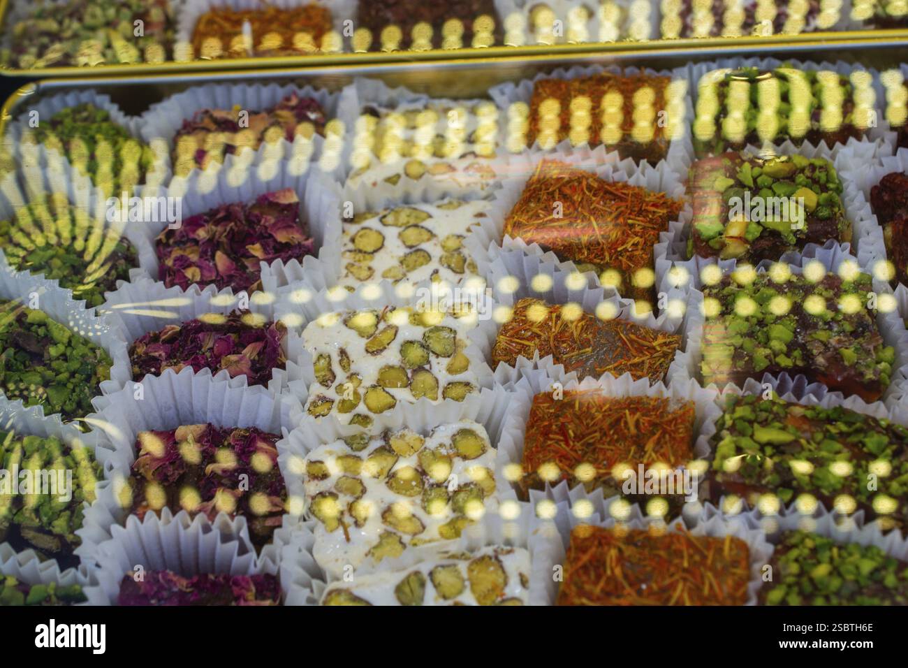 Laden der traditionellen türkischen Honig lokum Zucker überzogen soft Candy Stockfoto