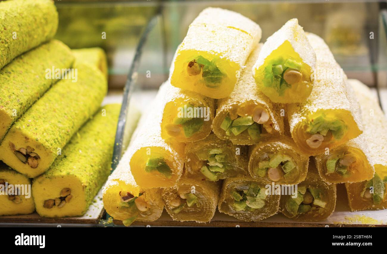 Laden der traditionellen türkischen Honig lokum Zucker überzogen soft Candy Stockfoto