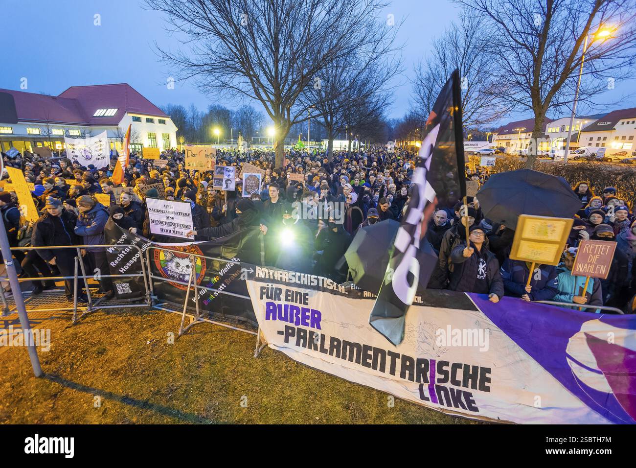 Proteste gegen den Ansatz des CDU-Führers zur Verschärfung der Migrationspolitik fanden in ganz Deutschland statt, unter anderem in Dresden, wo Merz eine Rolle spielte Stockfoto
