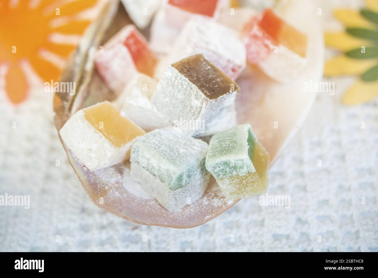 Laden der traditionellen türkischen Honig lokum Zucker überzogen soft Candy Stockfoto