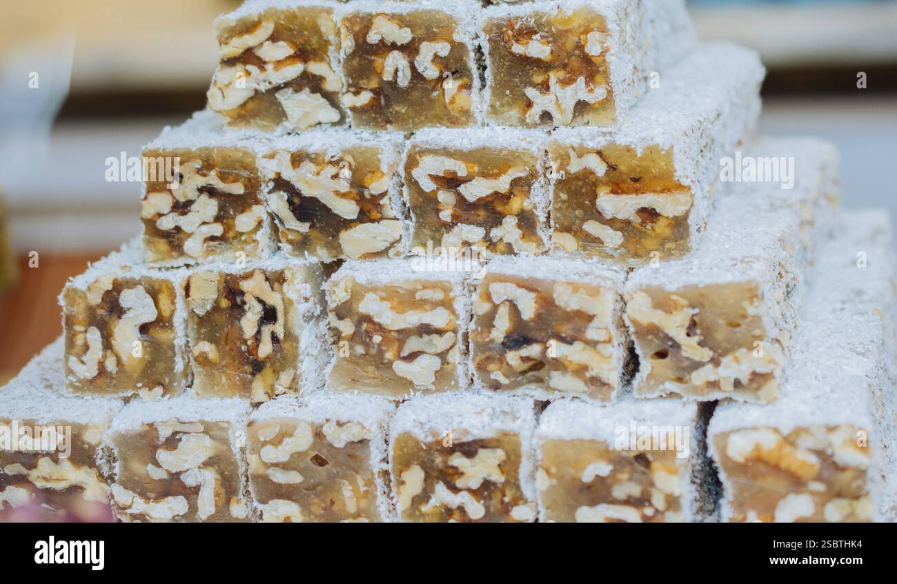 Laden der traditionellen türkischen Honig lokum Zucker überzogen soft Candy Stockfoto