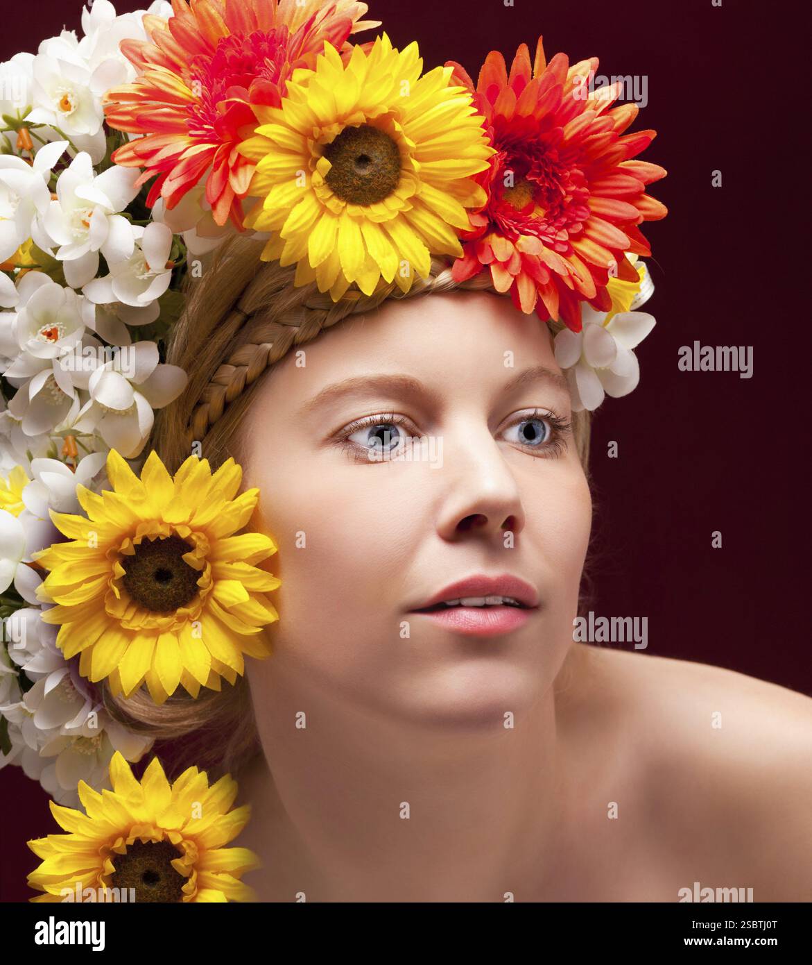 Porträt einer blonden Frau mit einem Blumenkranz auf dem Kopf Stockfoto