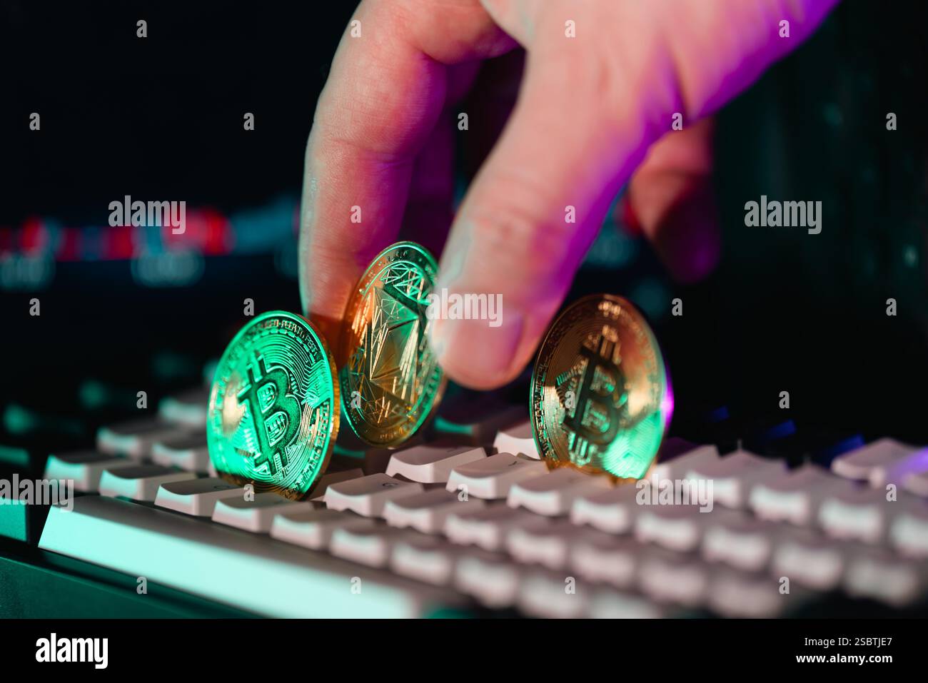 Hand halten Kryptowährung Münze ethereum Symbol Austausch Karten Hintergrund futuristische Neon Beleuchtung Computer Tastatur Bitcoin Symbol Stockfoto