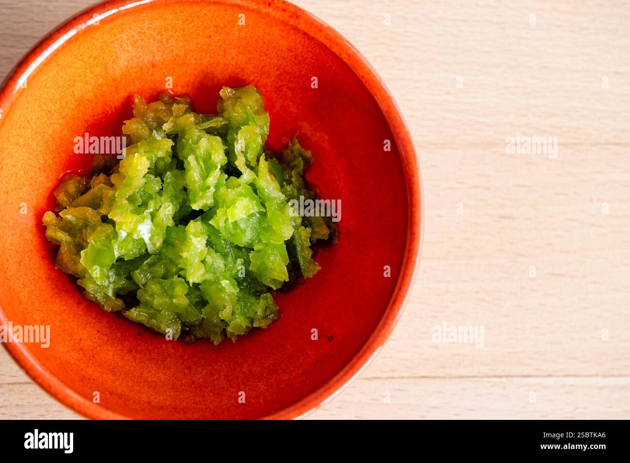UK: Eine kleine Schüssel mit hausgemachter grüner Chilipaste. Zubereitung von Speisen für indische Küche oder Küche zu Hause. Wird in Curry verwendet Stockfoto