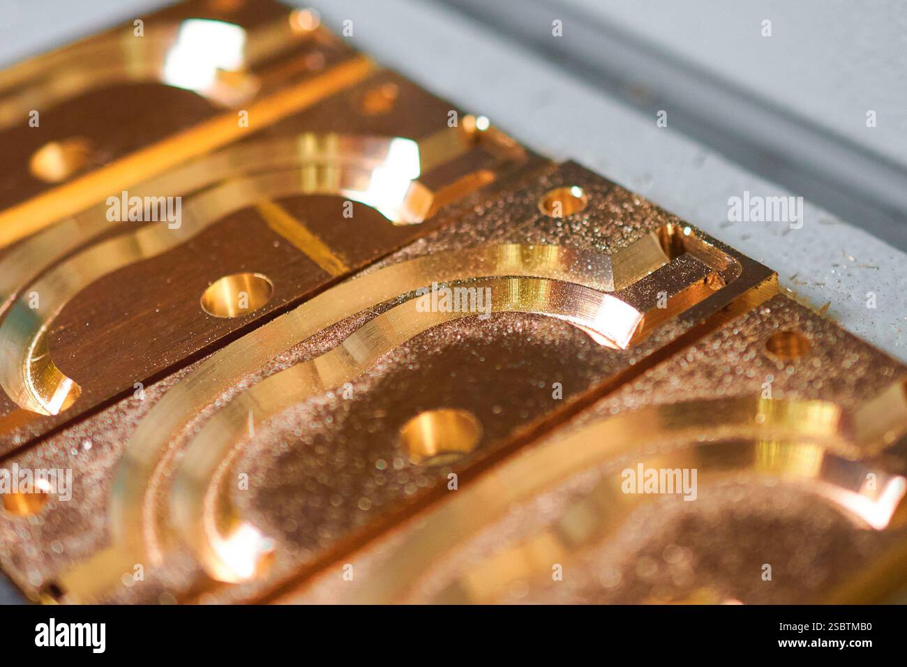 Komplizierte Uhrenbasen zeigen präzise Metallbearbeitungstechniken in einer handwerklichen Werkstatt Stockfoto