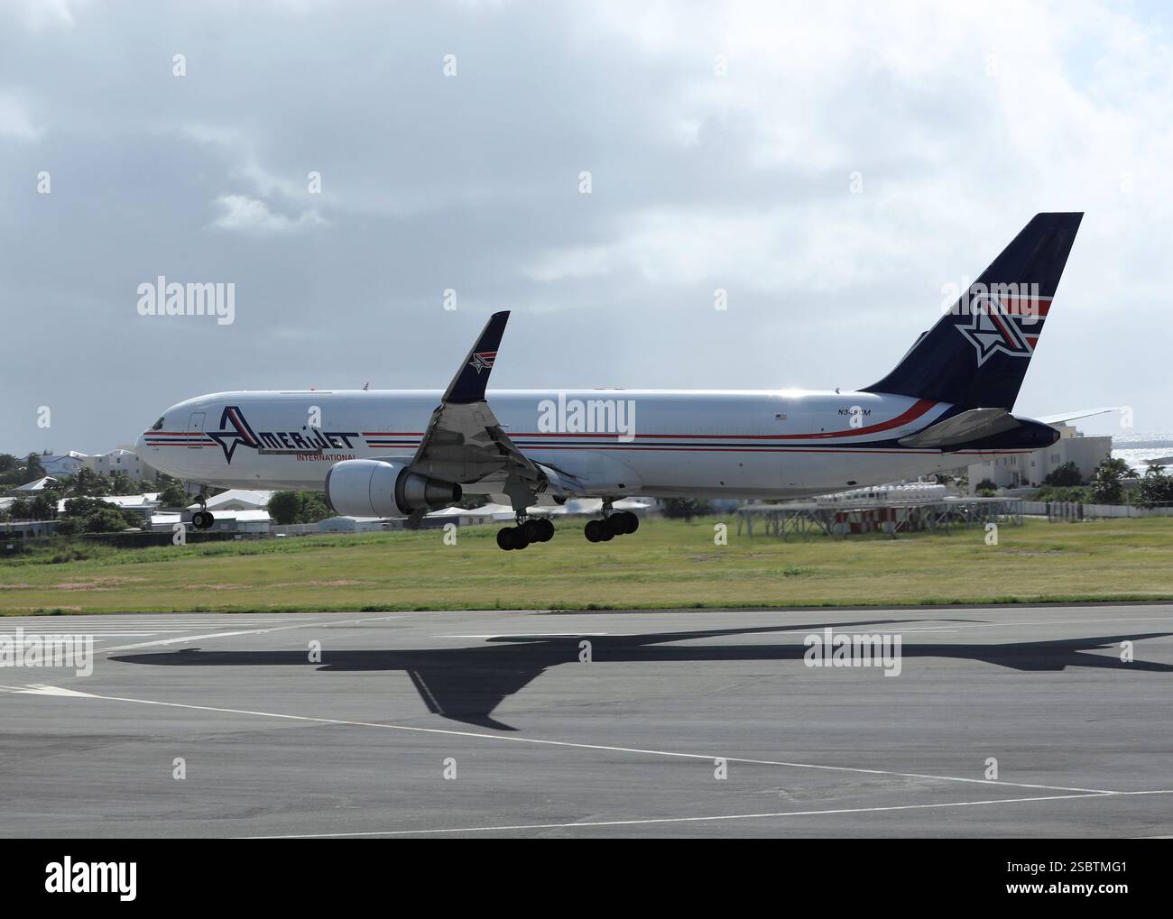 Die US-Fluggesellschaft Amerijet Cargo aus Miami fliegt regelmäßig mit ihren Boeing 767-300F nach Sint Maarten. Stockfoto