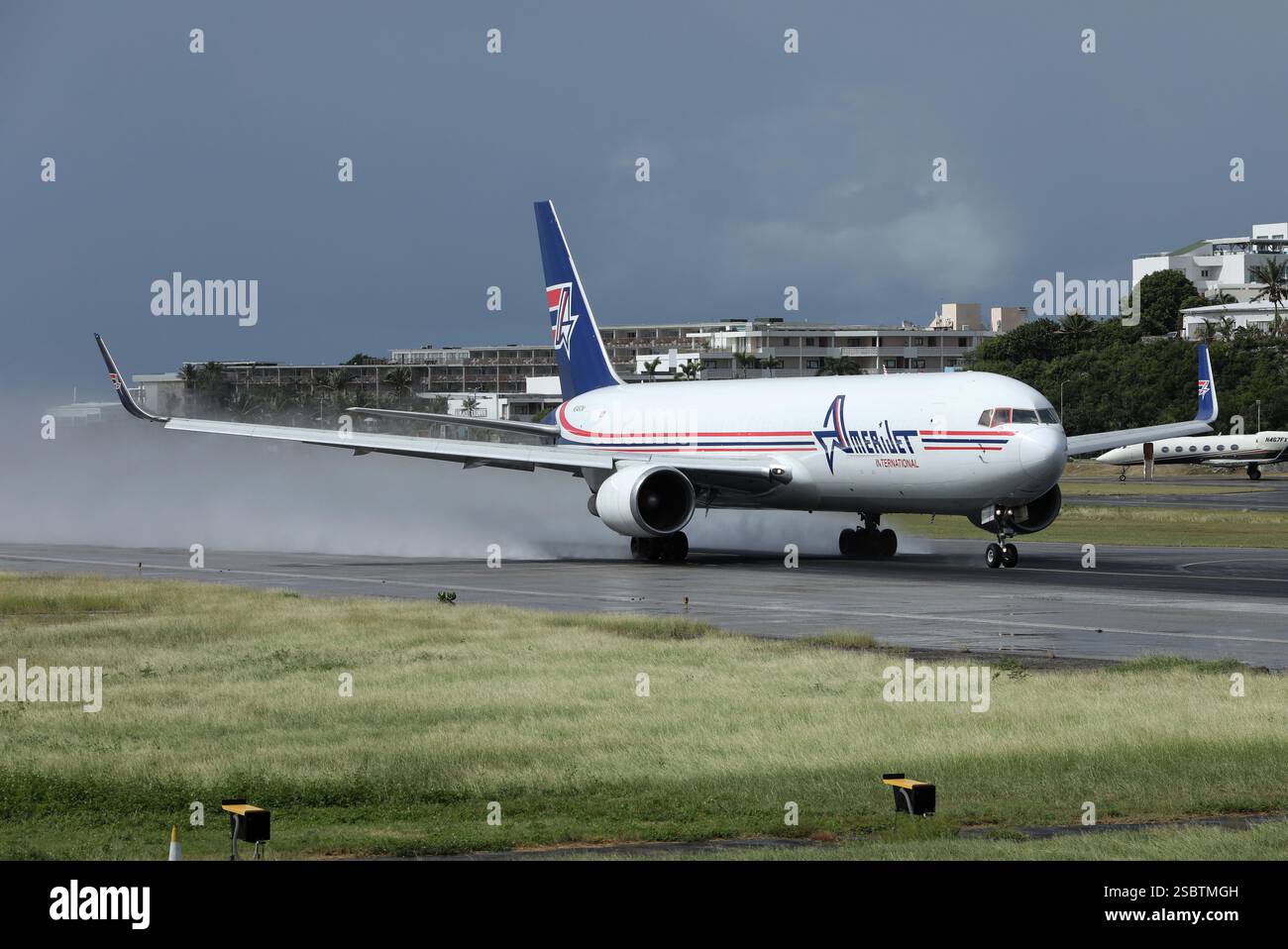 Die US-Fluggesellschaft Amerijet Cargo aus Miami fliegt regelmäßig mit ihren Boeing 767-300F nach Sint Maarten. Stockfoto