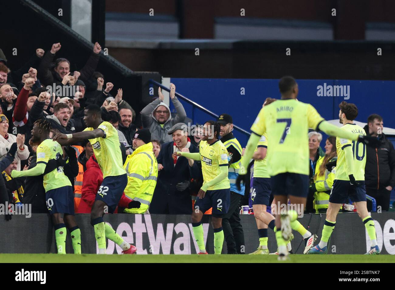 Paul Onuachu aus Southampton feiert mit Fans nach seinem Siegtor - Ipswich Town gegen Southampton, Premier League, Portman Road, Ipswich, Großbritannien - 1. Februar 2025 nur redaktionelle Verwendung - DataCo-Einschränkungen gelten Stockfoto