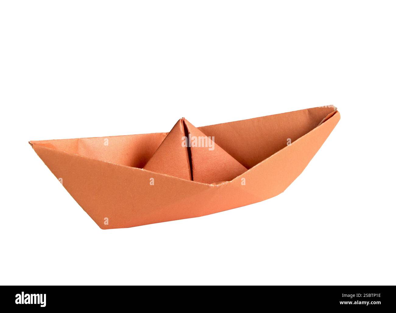 Rotes Papierboot auf einem weißen, isolierten Hintergrund Stockfoto