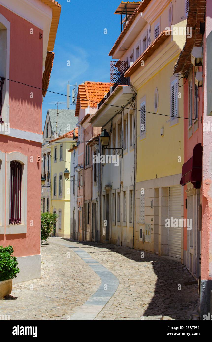 Farbenfrohe Straße mit Kopfsteinpflaster, Cascais Stockfoto