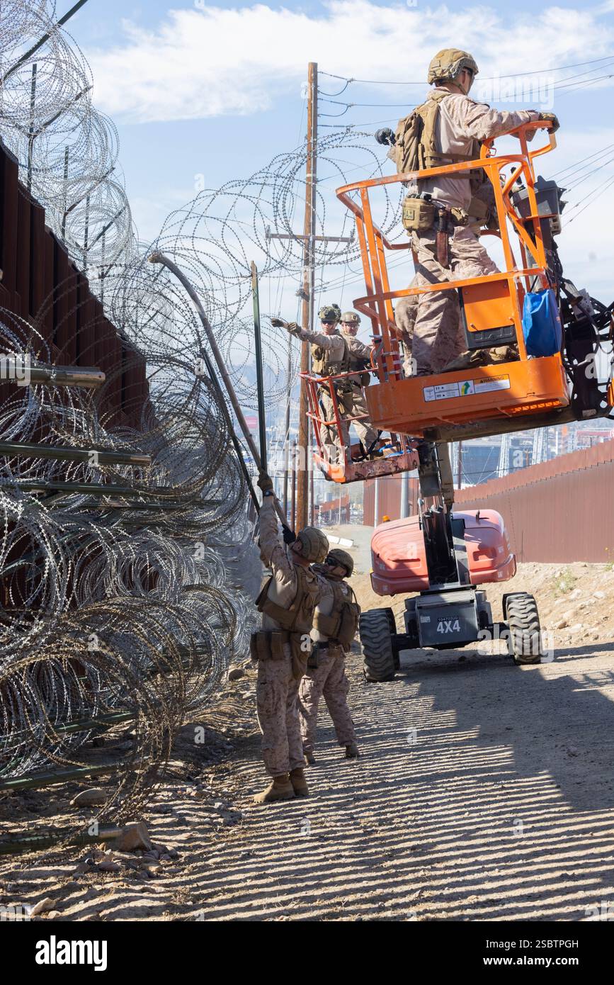 Die US-Marines mit dem 1. Kampfingenieur-Bataillon, 1. Marine-Division, setzen am 3. Februar 2025 einen Draht entlang der südlichen Grenzmauer in der Nähe von San Ysidro, Kalifornien, ein. Das U.S. Northern Command arbeitet mit dem Department of Homeland Security zusammen, um physische Barrieren zu errichten, um zusätzliche Sicherheit zu schaffen, die illegale Grenzübertritte einschränken wird. (Foto des U.S. Marine Corps von Lance CPL. Caleb Goodwin) Stockfoto
