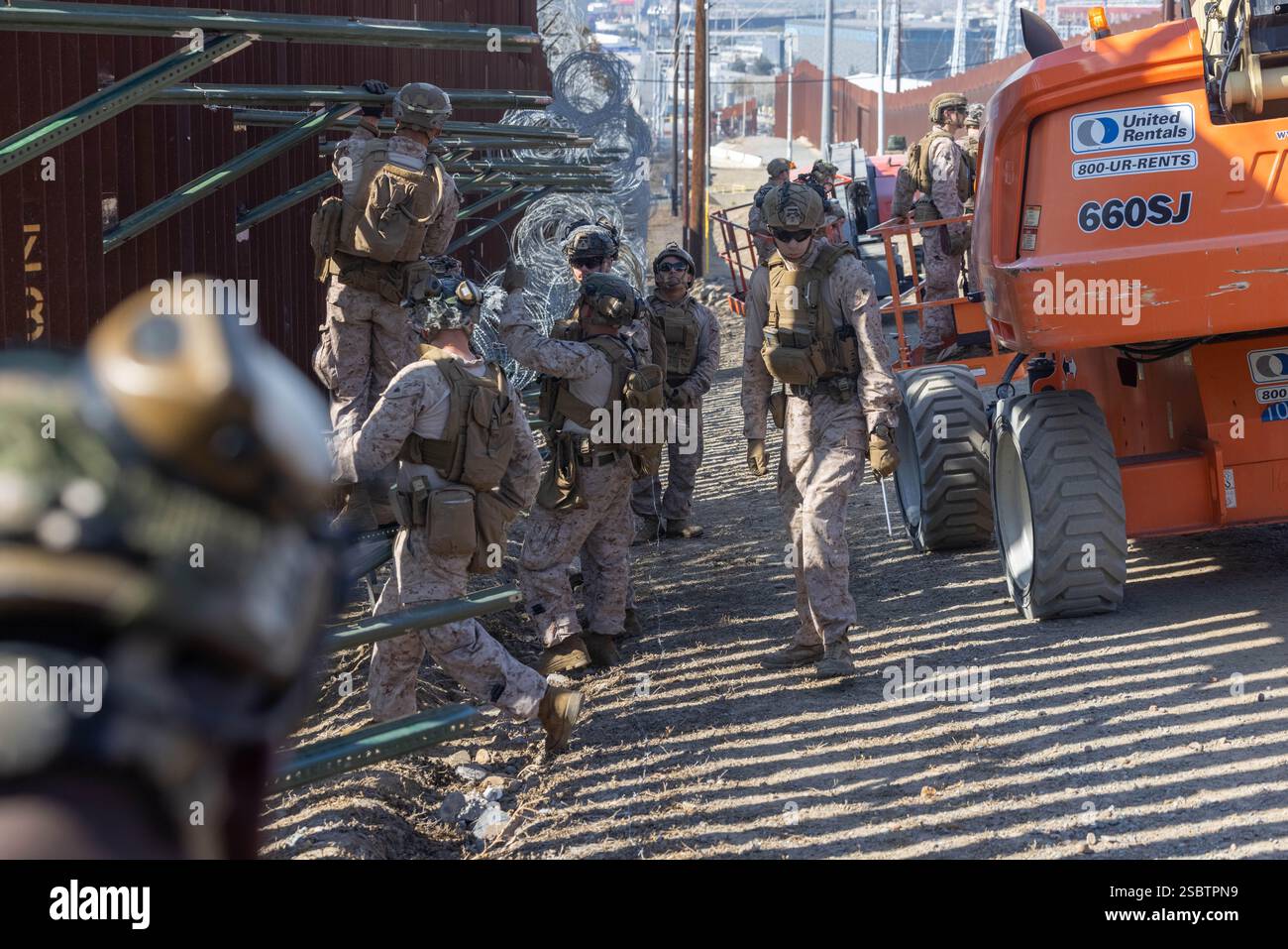 Die US-Marines mit dem 1. Kampfingenieur-Bataillon, 1. Marine-Division, setzen am 3. Februar 2025 einen Draht entlang der südlichen Grenzmauer in der Nähe von San Ysidro, Kalifornien, ein. Das U.S. Northern Command arbeitet mit dem Department of Homeland Security zusammen, um physische Barrieren zu errichten, um zusätzliche Sicherheit zu schaffen, die illegale Grenzübertritte einschränken wird. (Foto des U.S. Marine Corps von Lance CPL. Caleb Goodwin) Stockfoto
