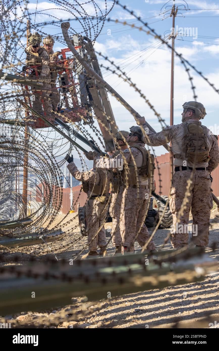 Die US-Marines mit dem 1. Kampfingenieur-Bataillon, 1. Marine-Division, setzen am 3. Februar 2025 einen Draht entlang der südlichen Grenzmauer in der Nähe von San Ysidro, Kalifornien, ein. Das U.S. Northern Command arbeitet mit dem Department of Homeland Security zusammen, um physische Barrieren zu errichten, um zusätzliche Sicherheit zu schaffen, die illegale Grenzübertritte einschränken wird. (Foto des U.S. Marine Corps von Lance CPL. Caleb Goodwin) Stockfoto