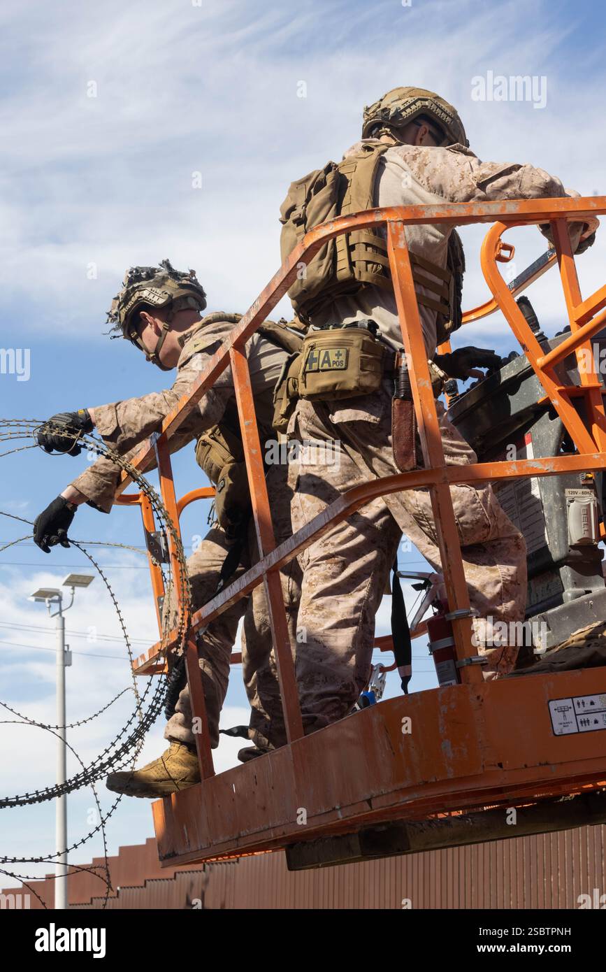 Die US-Marines mit dem 1. Kampfingenieur-Bataillon, 1. Marine-Division, setzen am 3. Februar 2025 einen Draht entlang der südlichen Grenzmauer in der Nähe von San Ysidro, Kalifornien, ein. Das U.S. Northern Command arbeitet mit dem Department of Homeland Security zusammen, um physische Barrieren zu errichten, um zusätzliche Sicherheit zu schaffen, die illegale Grenzübertritte einschränken wird. (Foto des U.S. Marine Corps von Lance CPL. Caleb Goodwin) Stockfoto