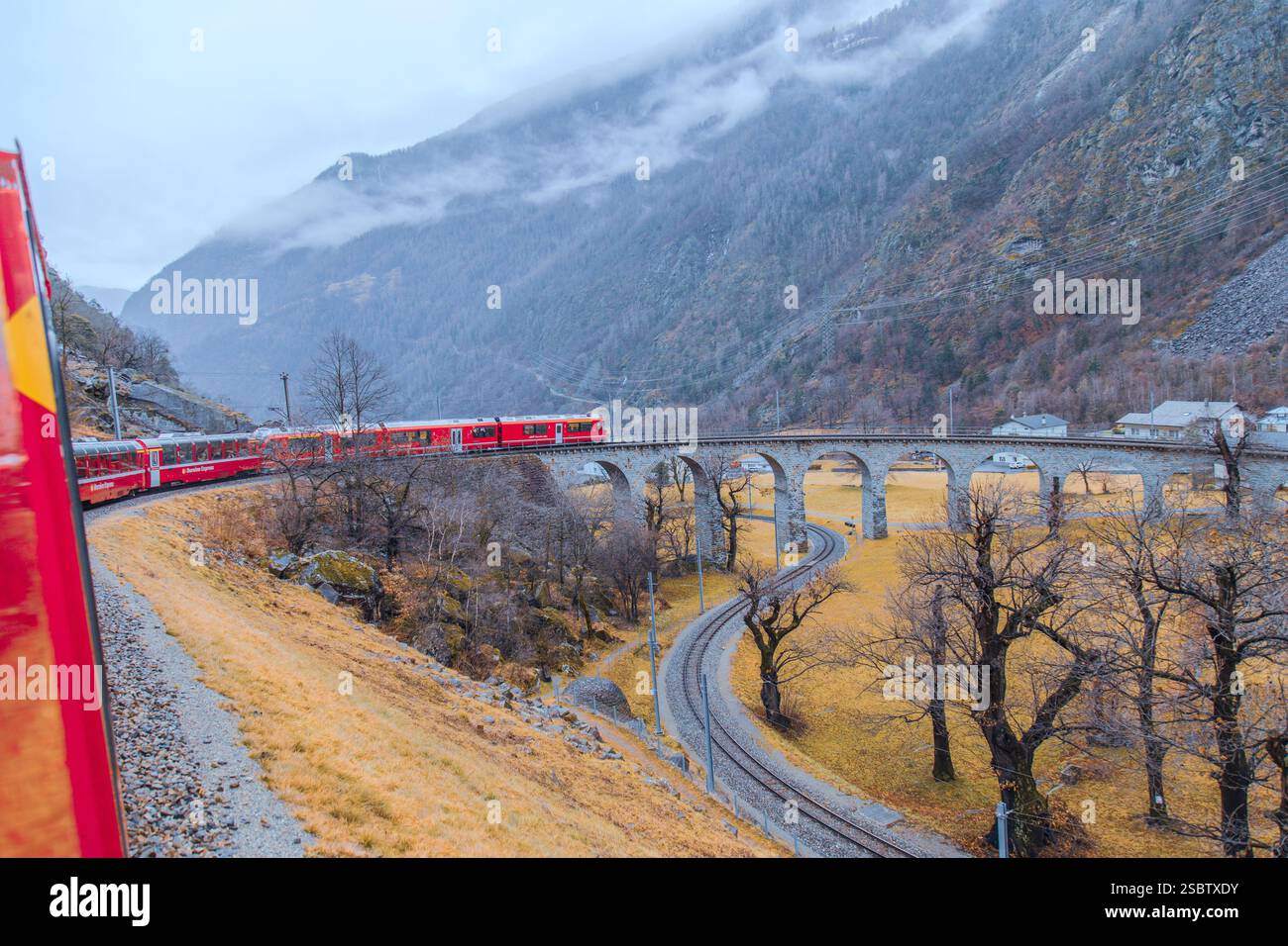 Schweizer Alpen: 27. Januar 2025: Epische Bernina Express-Route über die Berge. Stockfoto