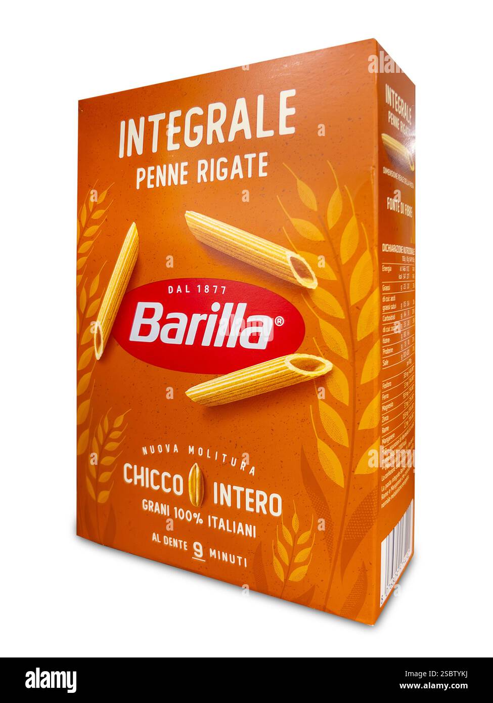 Italien - 03. Februar 2025: Barilla-Vollkornnudeln, Penne-Makkaroni in Pappkarton isoliert auf weiß Stockfoto