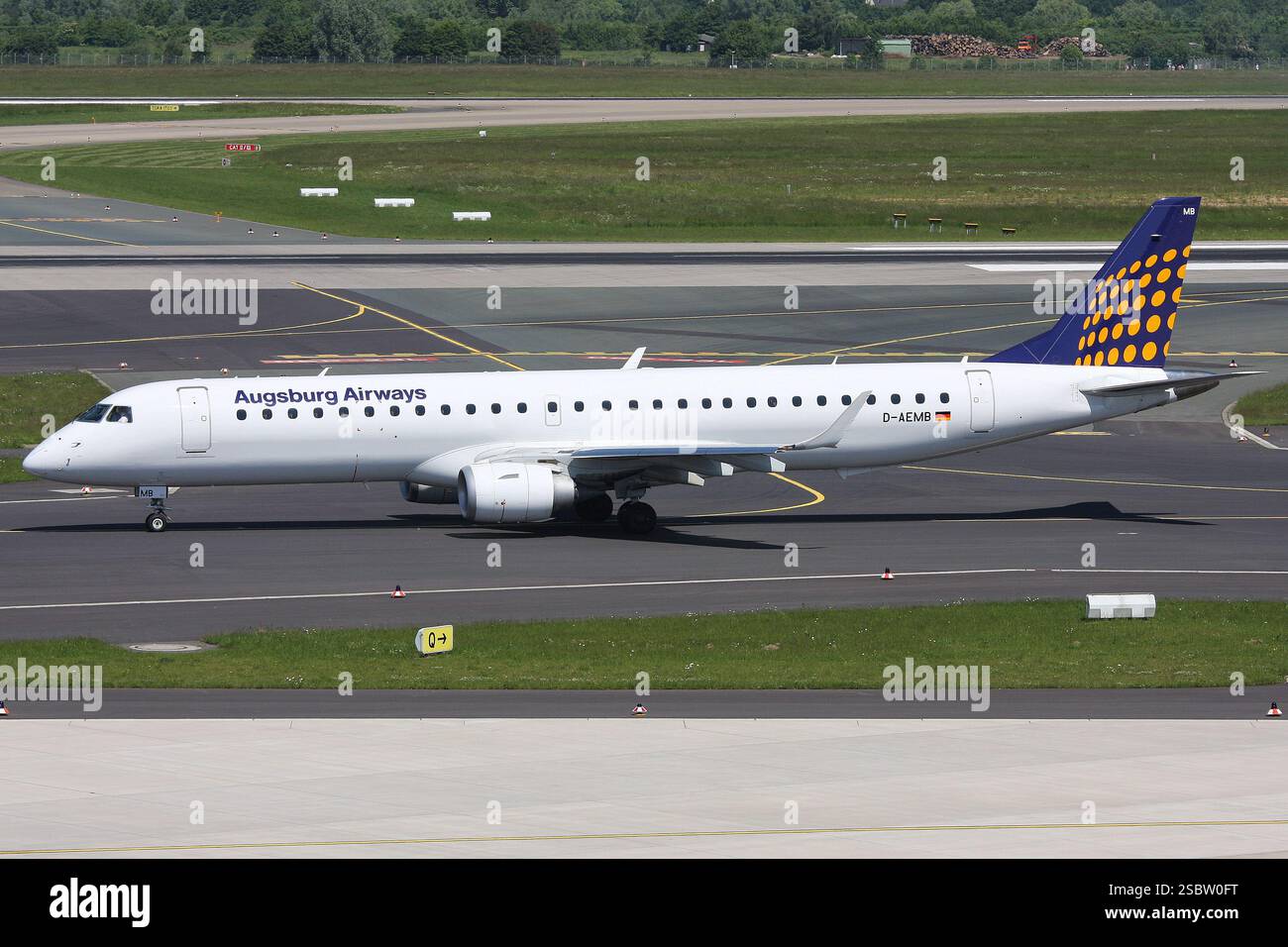 German Augsburg Airways Embraer 195 mit Registrierung D-AEMB am Flughafen Düsseldorf Stockfoto