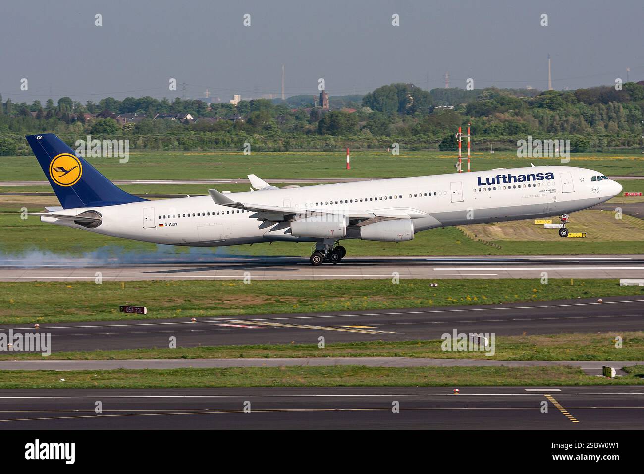Lufthansa Airbus A340-300 mit Kennzeichen D-AIGY am Flughafen Düsseldorf Stockfoto