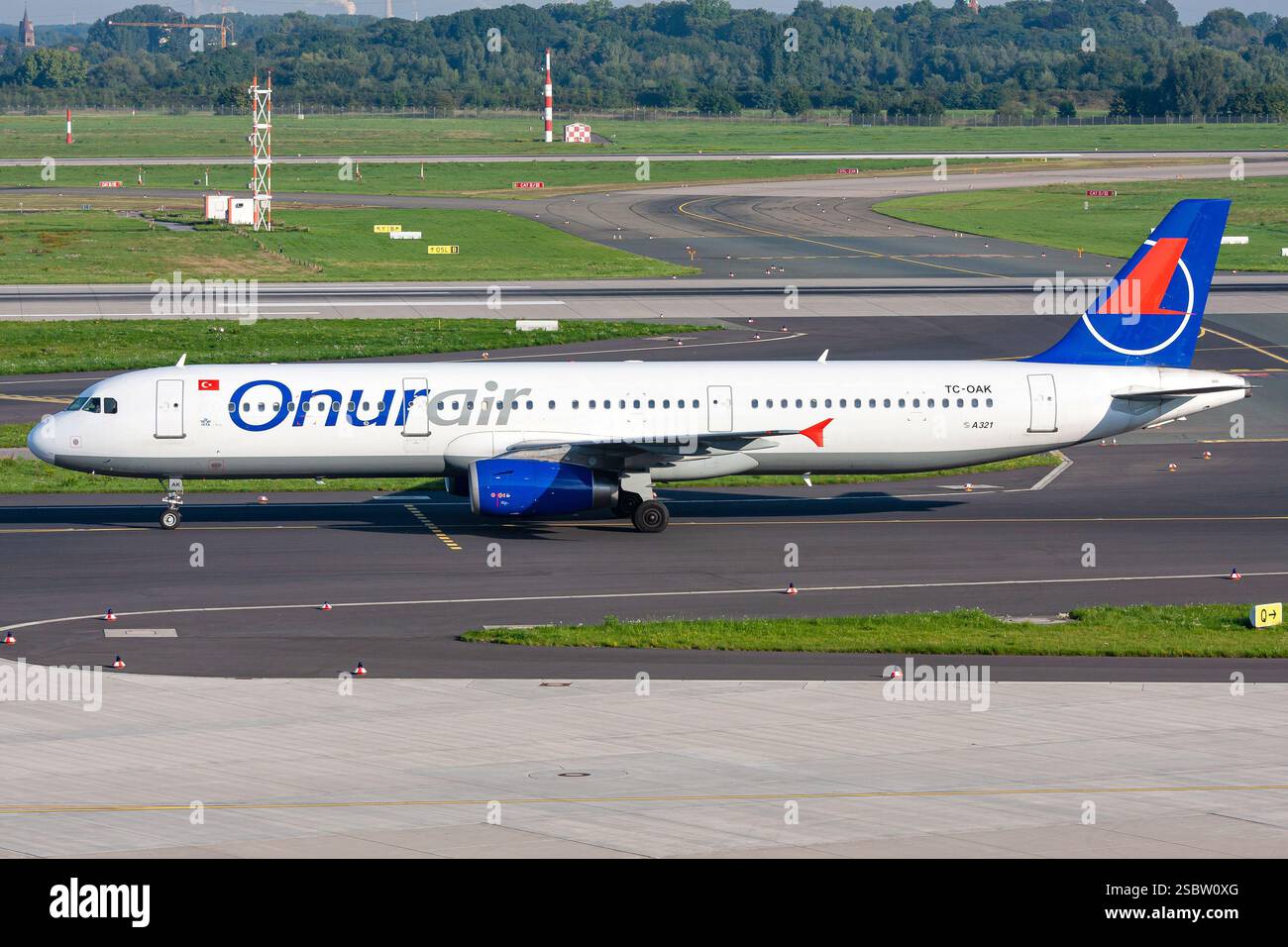 Türkischer Onur Air Airbus A321-200 mit Registrierung TC-OAK am Flughafen Düsseldorf Stockfoto