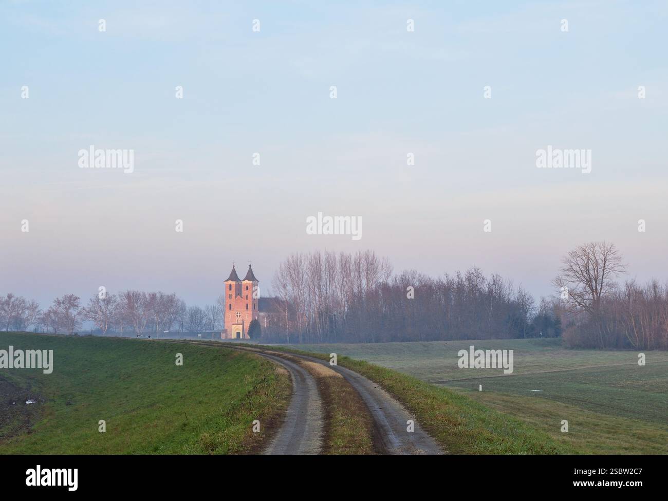 Frühmittelalterliche Kirche bei Arpas, Ungarn im Winter Stockfoto