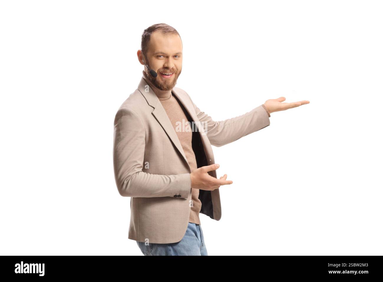 Präsentator mit einem Headset auf weißem Hintergrund Stockfoto