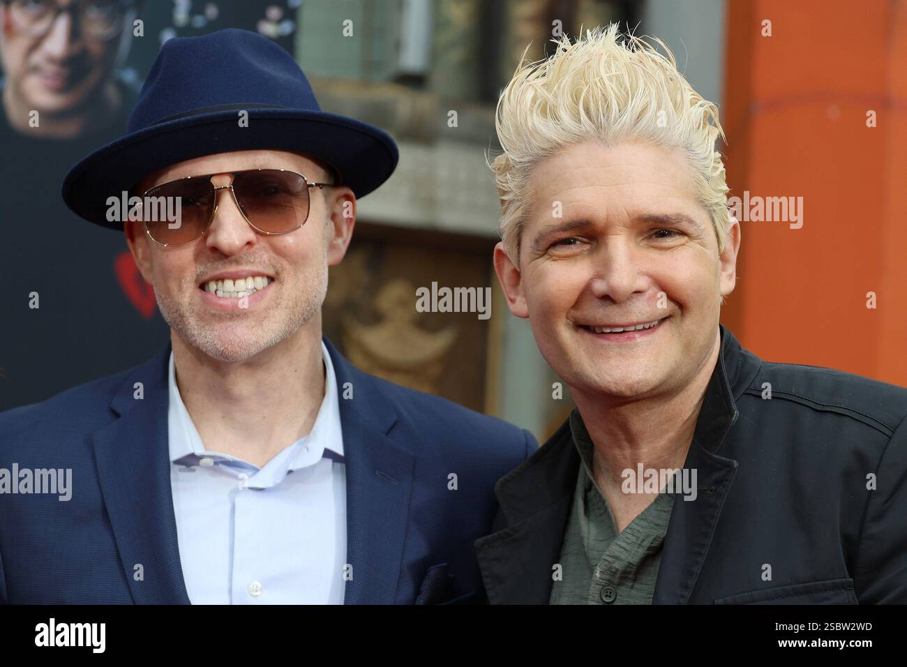 Februar 2025, Los Angeles, Kalifornien, USA: Jeff Cohen, Corey Feldman bei einer Zeremonie zu Ehren des Schauspielers Ke Huy Quan mit Hand- und Fußabdrücken im TCL Chinese Theatre IMAX. (Kreditbild: © Nina Prommer/ZUMA Press Wire) NUR REDAKTIONELLE VERWENDUNG! Nicht für kommerzielle ZWECKE! Stockfoto