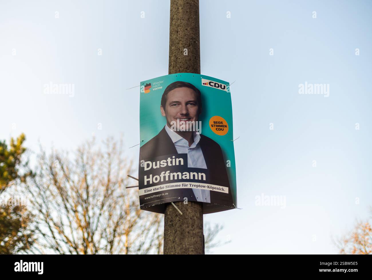 Berlin, Deutschland. 4. Februar 2025. Wahlkampf für die kommenden Bundestagswahlen. Ein Poster zeigt den Vorsitzenden der CDU für Treptow-Köpenick in Berlin Stockfoto
