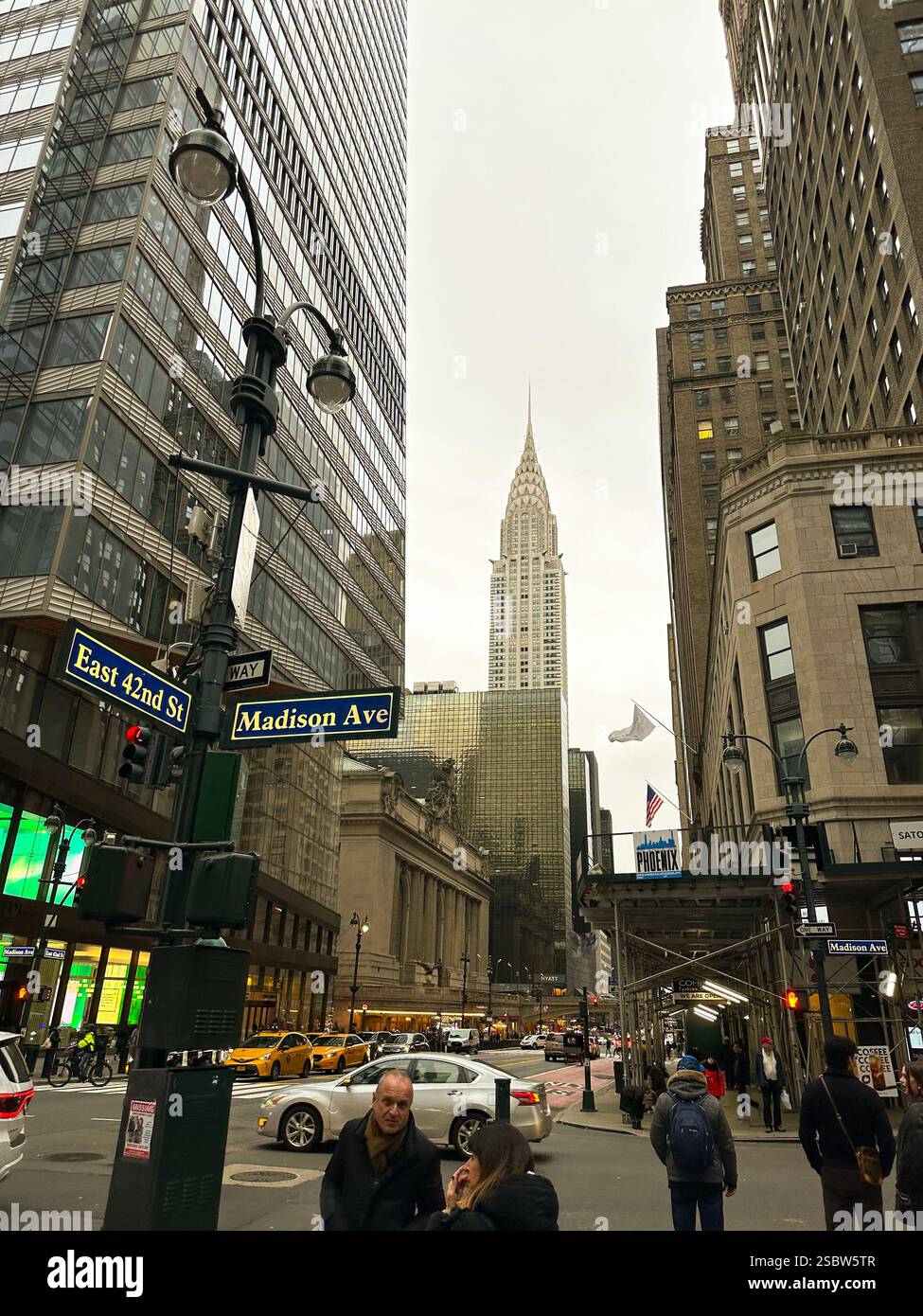 Blick auf die New York City Street mit Chrysler Building, Grand Central Terminal und Yellow Cabs - Smartphone-aufgenommenes Stockfoto