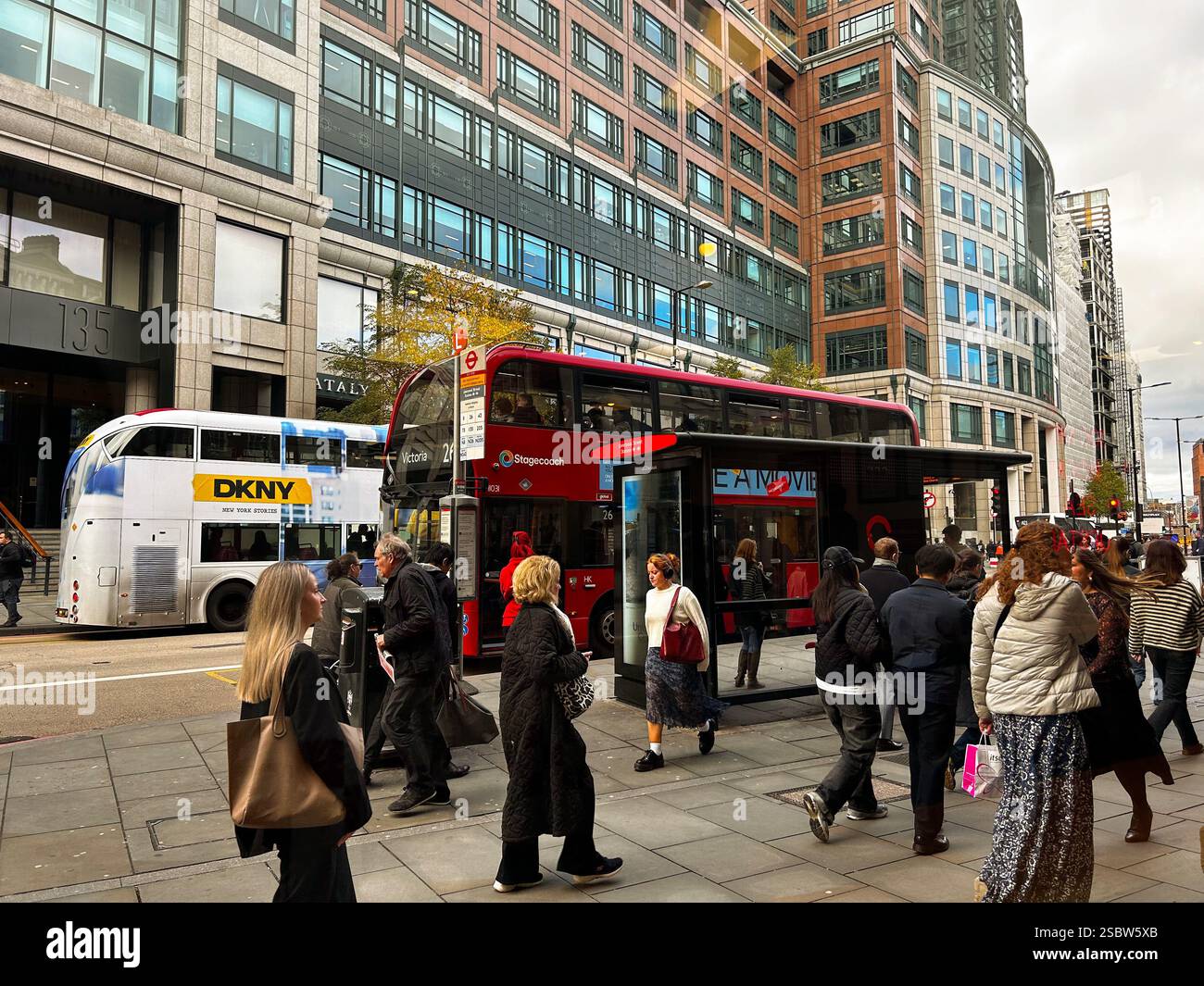 Geschäftige London Street mit Doppeldeckerbussen und Fußgängern - Smartphone-aufgenommenes Stockfoto