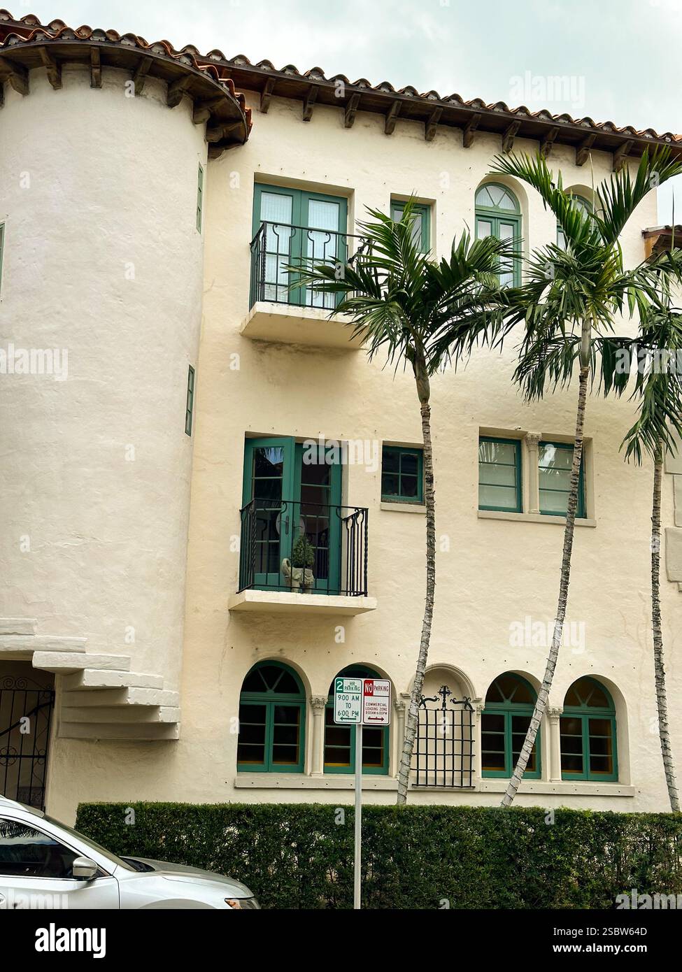 Gebäude im mediterranen Stil mit grünen Fensterläden an der Worth Avenue, Palm Beach, Florida - Smartphone-aufgenommenes Stockfoto