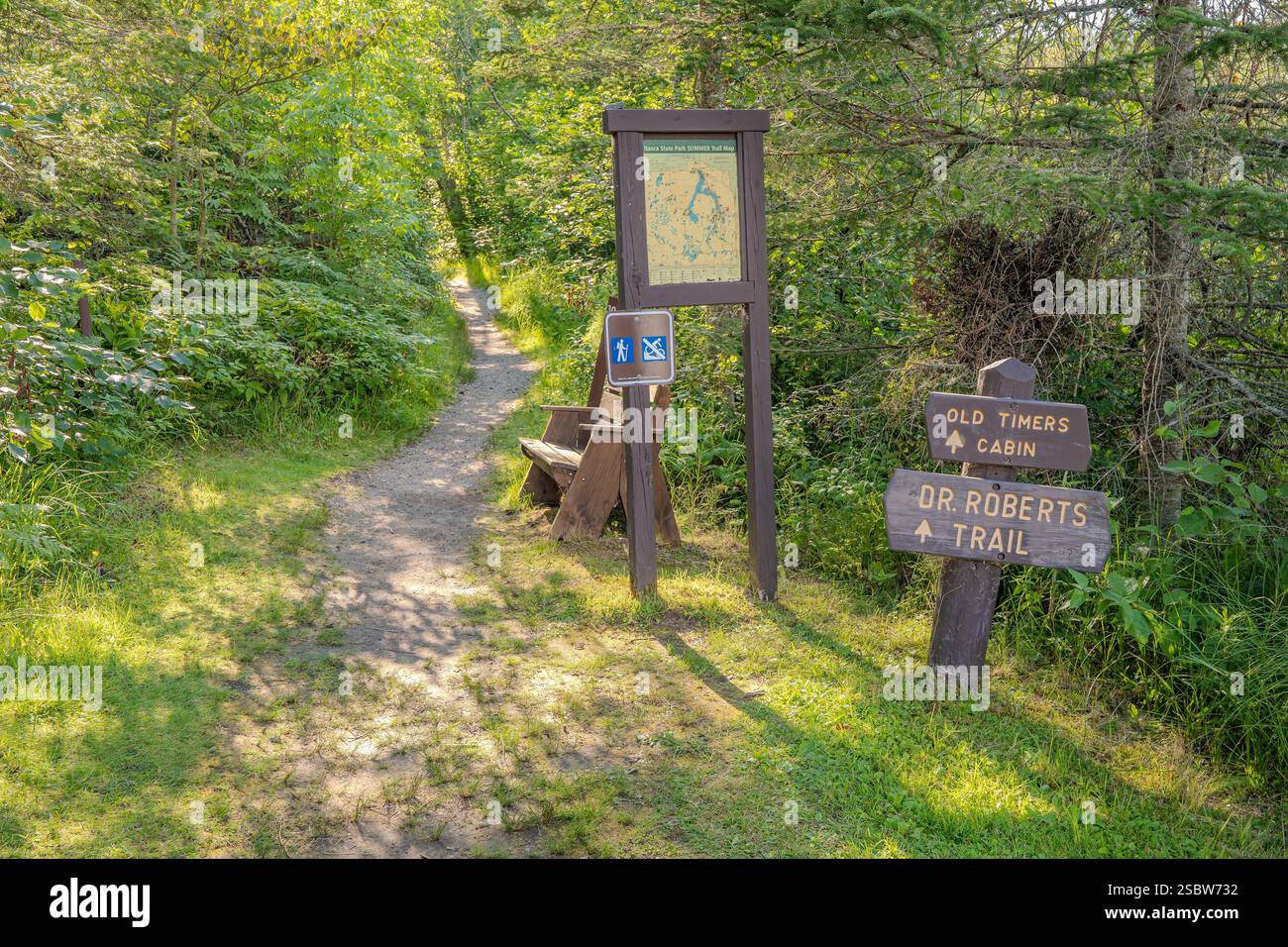 CLEARWATER CO. MN - 11. August 2024: Schilder und Karten an einem Wanderweg im Itasca State Park, dem beliebten ersten State Park in Minnesota, der Quelle der Stockfoto