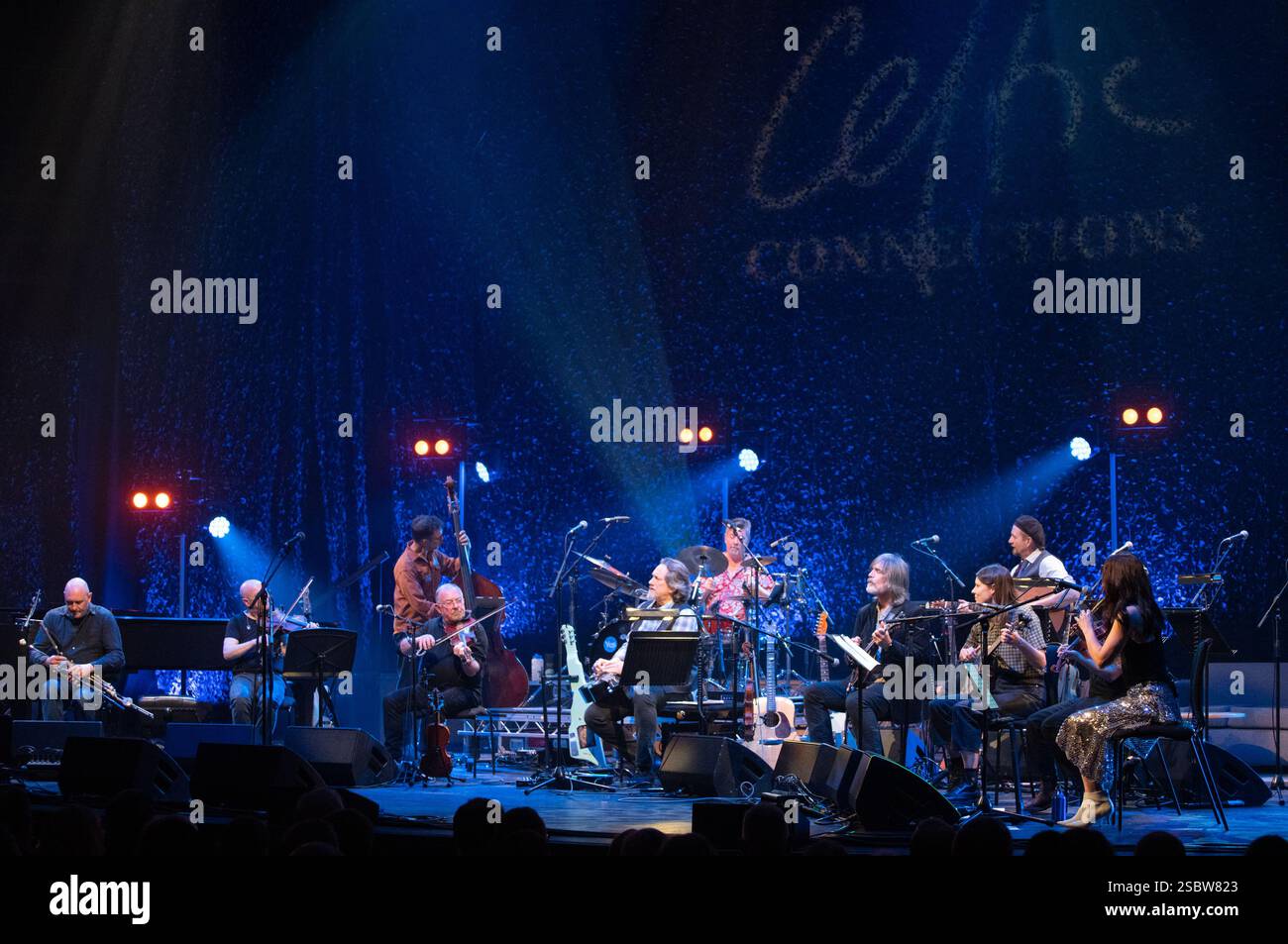 Glasgow Schottland. Februar 2025. Die Transatlantic Sessions-Band, die von Aly Bain und Jerry Douglas geleitet wird, umfasst die berühmten Musiker John Doyle, Michael McGoldrick, Tatiana Hargreaves & Allison de Groot, John McCusker, Donald Shaw, James Mackintosh und Daniel Kimbro. Aufgeführt in der Konzerthalle im Rahmen des Celtic Connections Musikfestivals. Foto Pauline Keightley/Alamy. Stockfoto