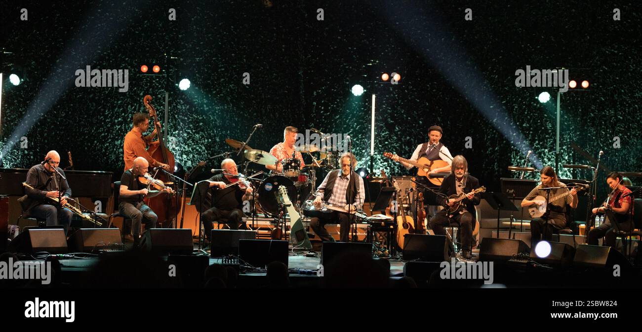 Glasgow Schottland. Februar 2025. Die Transatlantic Sessions-Band, die von Aly Bain und Jerry Douglas geleitet wird, umfasst die berühmten Musiker John Doyle, Michael McGoldrick, Tatiana Hargreaves & Allison de Groot, John McCusker, Donald Shaw, James Mackintosh und Daniel Kimbro. Aufgeführt in der Konzerthalle im Rahmen des Celtic Connections Musikfestivals. Foto Pauline Keightley/Alamy. Stockfoto