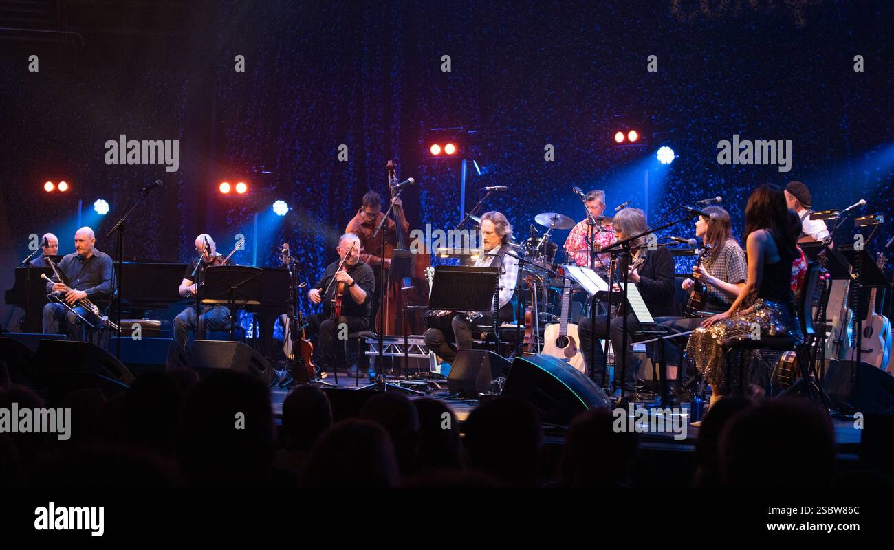 Glasgow Schottland. Februar 2025. Die Transatlantic Sessions-Band, die von Aly Bain und Jerry Douglas geleitet wird, umfasst die berühmten Musiker John Doyle, Michael McGoldrick, Tatiana Hargreaves & Allison de Groot, John McCusker, Donald Shaw, James Mackintosh und Daniel Kimbro. Aufgeführt in der Konzerthalle im Rahmen des Celtic Connections Musikfestivals. Foto Pauline Keightley/Alamy. Stockfoto