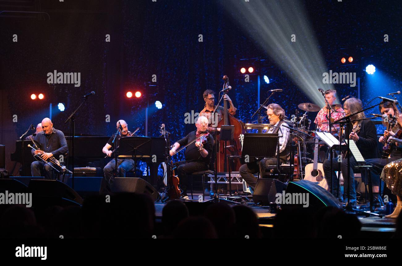 Glasgow Schottland. Februar 2025. Die Transatlantic Sessions-Band, die von Aly Bain und Jerry Douglas geleitet wird, umfasst die berühmten Musiker John Doyle, Michael McGoldrick, Tatiana Hargreaves & Allison de Groot, John McCusker, Donald Shaw, James Mackintosh und Daniel Kimbro. Aufgeführt in der Konzerthalle im Rahmen des Celtic Connections Musikfestivals. Foto Pauline Keightley/Alamy. Stockfoto