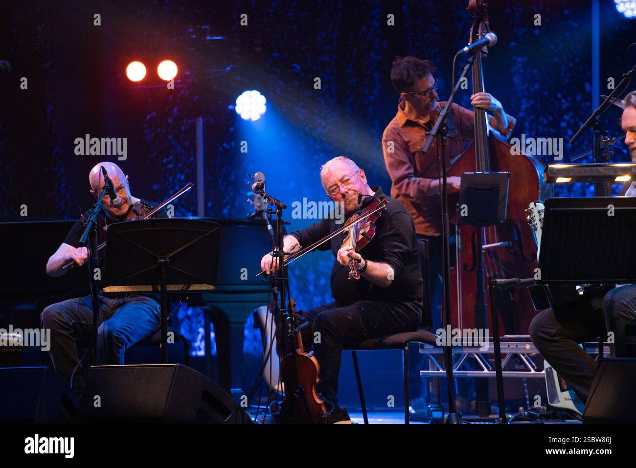 Glasgow Schottland. Februar 2025. Die Transatlantic Sessions-Band, die von Aly Bain und Jerry Douglas geleitet wird, umfasst die berühmten Musiker John Doyle, Michael McGoldrick, Tatiana Hargreaves & Allison de Groot, John McCusker, Donald Shaw, James Mackintosh und Daniel Kimbro. Aufgeführt in der Konzerthalle im Rahmen des Celtic Connections Musikfestivals. Foto Pauline Keightley/Alamy. Stockfoto
