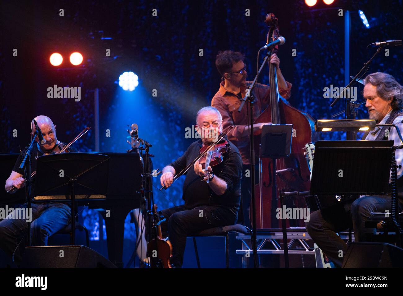 Glasgow Schottland. Februar 2025. Die Transatlantic Sessions-Band, die von Aly Bain und Jerry Douglas geleitet wird, umfasst die berühmten Musiker John Doyle, Michael McGoldrick, Tatiana Hargreaves & Allison de Groot, John McCusker, Donald Shaw, James Mackintosh und Daniel Kimbro. Aufgeführt in der Konzerthalle im Rahmen des Celtic Connections Musikfestivals. Foto Pauline Keightley/Alamy. Stockfoto