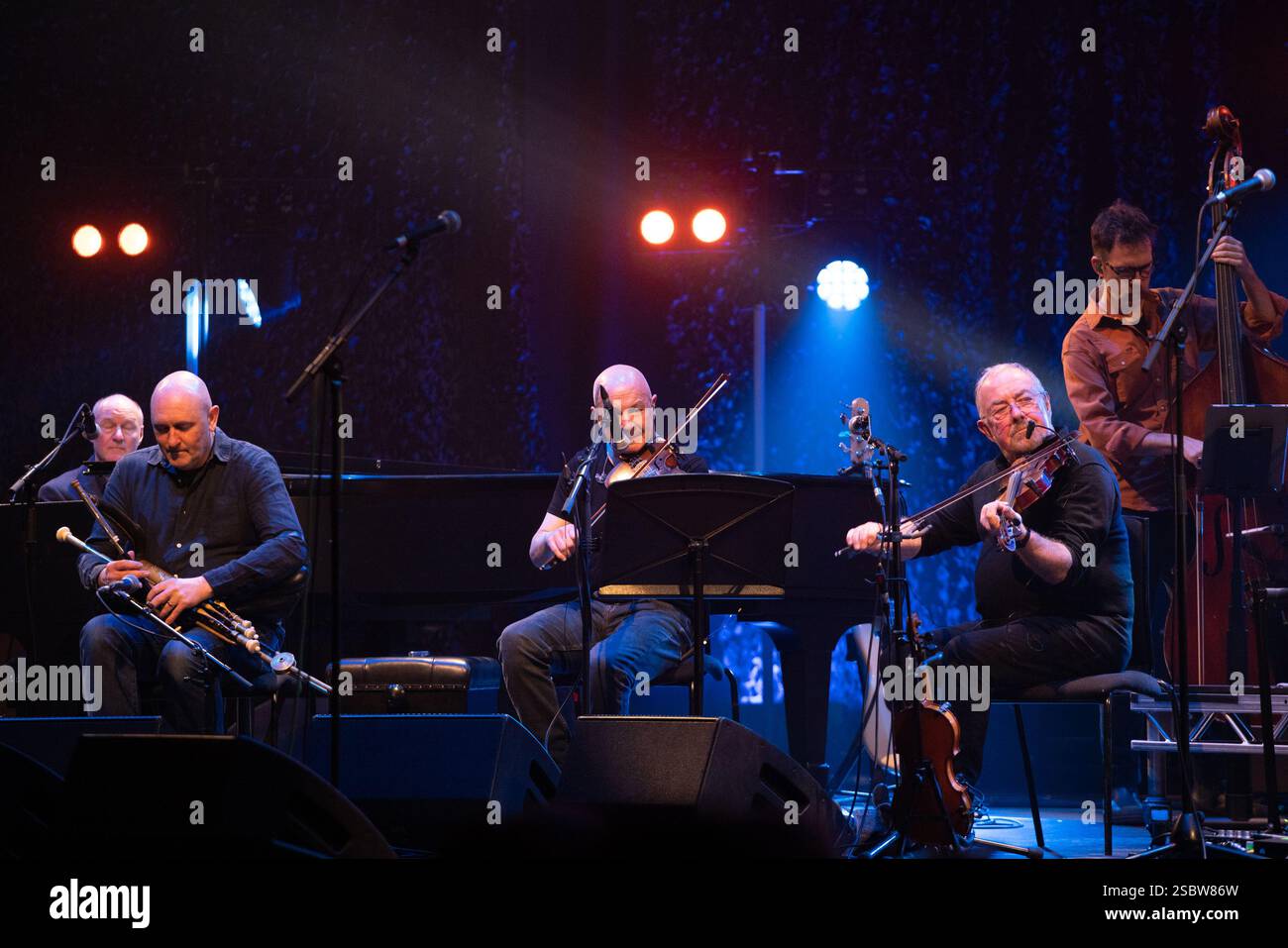 Glasgow Schottland. Februar 2025. Die Transatlantic Sessions-Band, die von Aly Bain und Jerry Douglas geleitet wird, umfasst die berühmten Musiker John Doyle, Michael McGoldrick, Tatiana Hargreaves & Allison de Groot, John McCusker, Donald Shaw, James Mackintosh und Daniel Kimbro. Aufgeführt in der Konzerthalle im Rahmen des Celtic Connections Musikfestivals. Foto Pauline Keightley/Alamy. Stockfoto