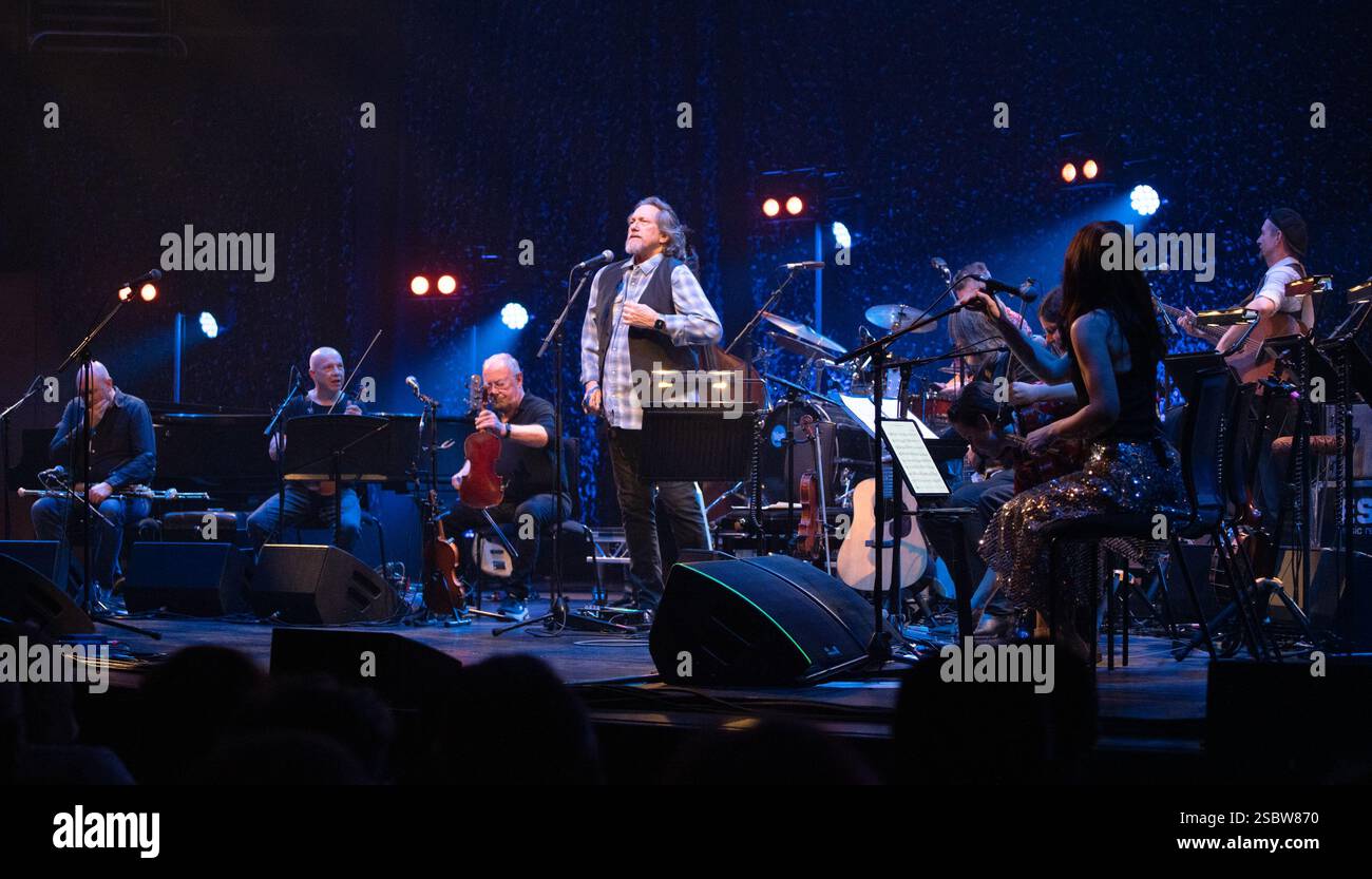 Glasgow Schottland. Februar 2025. Die Transatlantic Sessions-Band, die von Aly Bain und Jerry Douglas geleitet wird, umfasst die berühmten Musiker John Doyle, Michael McGoldrick, Tatiana Hargreaves & Allison de Groot, John McCusker, Donald Shaw, James Mackintosh und Daniel Kimbro. Aufgeführt in der Konzerthalle im Rahmen des Celtic Connections Musikfestivals. Foto Pauline Keightley/Alamy. Stockfoto